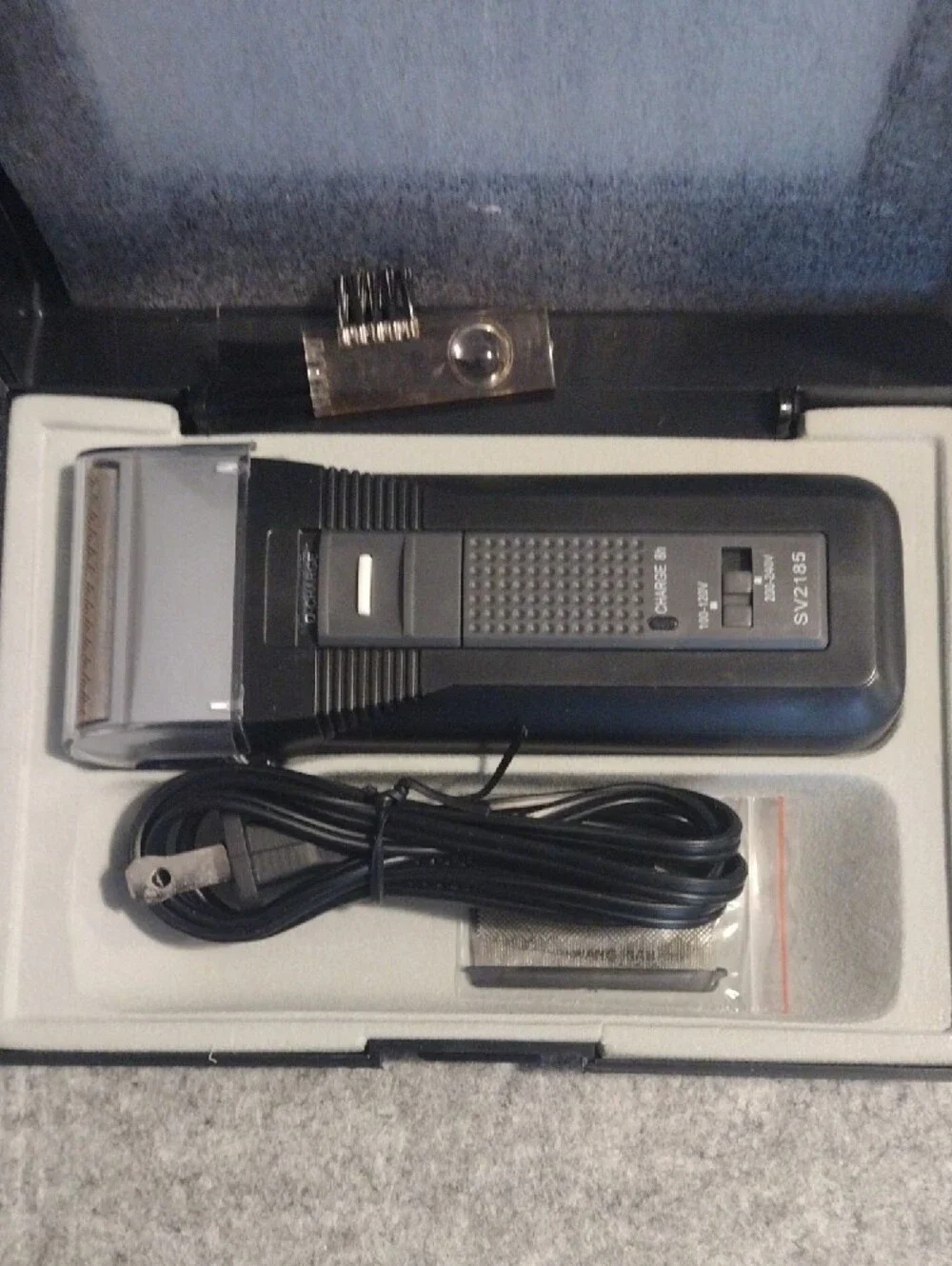 SV2185 Rechargeable Shaver - Black and Silver